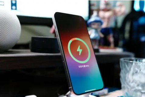 临潼苹果15换屏服务分享用什么充电器给iPhone15充电更好 